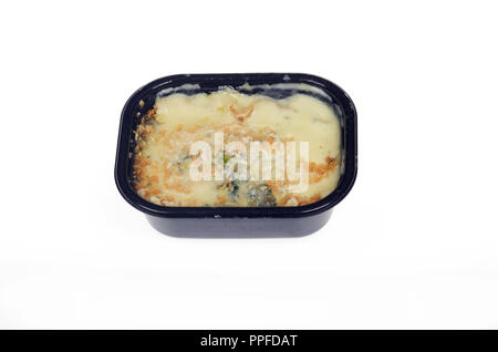 Gefrierschrank Mahlzeit Gemüse Lasagne in microwaveable aus schwarzem Kunststoff Behälter Stockfoto