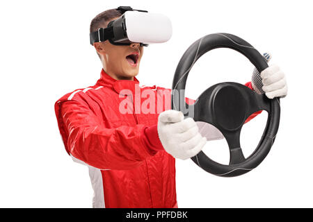 Teenager in einem Rennen mit einem VR-Headset und ein Lenkrad auf weißem Hintergrund Stockfoto