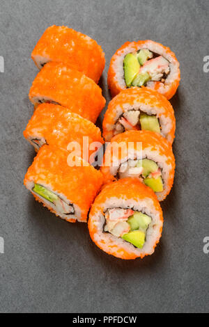 California Rolls auf graue Oberfläche Stockfoto