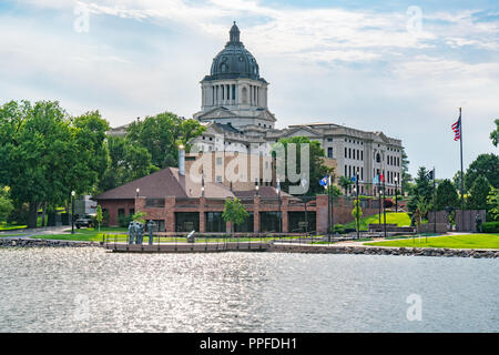 PIERRE, SD - 9. JULI 2018: South Dakota Capital Building entlang Capitol See in Pierre, SD Stockfoto