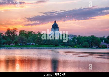 PIERRE, SD - 9. JULI 2018: South Dakota Capital Building entlang Capitol See in Pierre, SD bei Sonnenuntergang Stockfoto