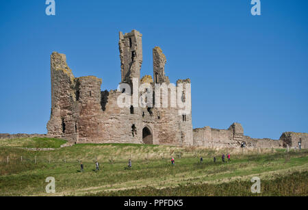 Dunstanburgh Castle in der Nähe von Craster, Küste von Northumberland, England Stockfoto