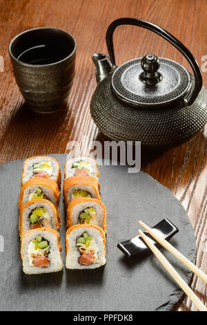 Lachs und Unagi sauce Rollen Stockfoto