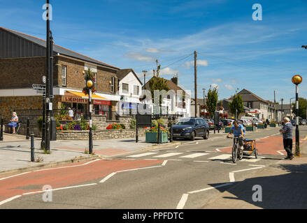 Einkaufszentrum auf Boverton Straße, der wichtigsten Einkaufsstraße in der Stadt Llantwit Major in das Tal von Glamorgan. Stockfoto