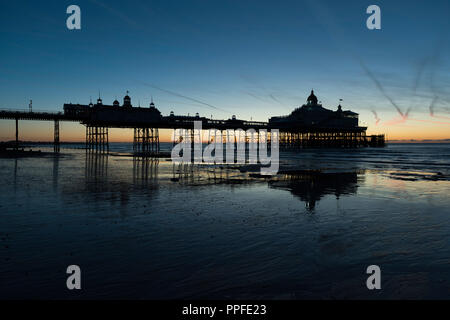 Am frühen Morgen in Eastbourne Pier, in der Grafschaft East Sussex, an der Südküste von England in Großbritannien. Stockfoto