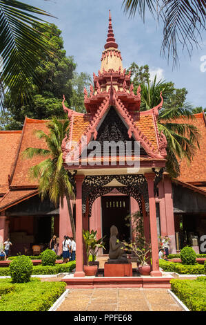 Blick auf eine kleine Pagode mit eine steinerne Statue und planen ihre potsunderneath Ziegeldach, Nationalmuseum von Kambodscha, Phnom Penh, Kambodscha Stockfoto