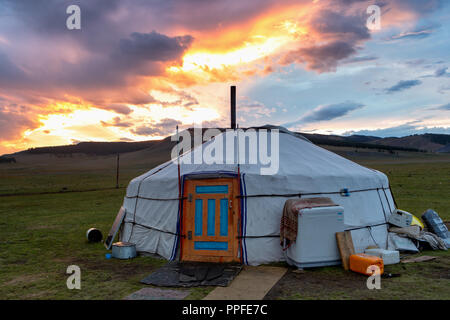 Dramatischer Sonnenuntergang über eine mongolische Jurte, Khatgal, Mongolei Stockfoto