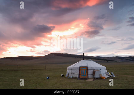 Dramatischer Sonnenuntergang über eine mongolische Jurte, Khatgal, Mongolei Stockfoto