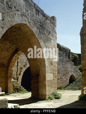 Syrien. Talkalakh Bezirk, Krak des Chevaliers. Crusader Castle, die unter der Kontrolle des Johanniter Ritter (1142-1271) während der Kreuzzüge in das Heilige Land, fiel in die Arabischen Steuerung im 13. Jahrhundert. Im Inneren des Gehäuses. Foto vor dem syrischen Bürgerkrieg. Stockfoto