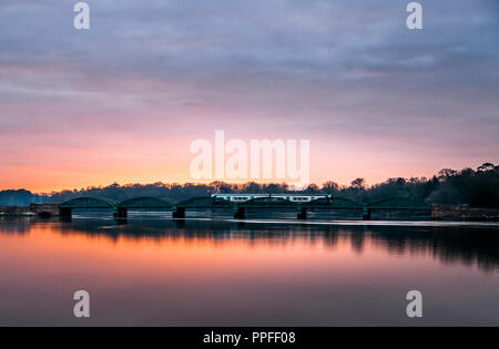 Fota Island, Cork, Irland. 21. März, 2018. Am frühen Morgen Zug von Cork Kent Station überquert die Brücke zu Fota Island auf dem Weg in die f Stockfoto