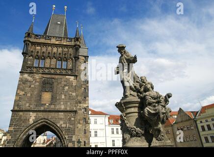 St. Ivo von Kermartin, T.O.S.F. (1253-1303) und Altstädter Brückenturm. Barocke Skulpturen von Matthias Bernard Braun im Namen der Juristischen Fakultät (1711). Die Statue auf der Brücke ist ein Nachbau von 1908, entworfen von Frantis ek Hergesel, Jr. schmückt die Karlsbrücke. Prag. Der Tschechischen Republik. Stockfoto