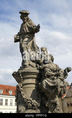 St. Ivo von Kermartin, T.O.S.F. (1253-1303). Barocke Skulpturen von Matthias Bernard Braun im Namen der Juristischen Fakultät (1711). Die Statue auf der Brücke ist ein Nachbau von 1908, entworfen von Frantis ek Hergesel, Jr. schmückt die Karlsbrücke. Prag. Der Tschechischen Republik. Stockfoto