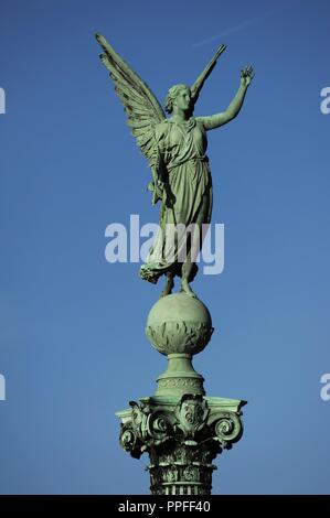 Memorial Spalte gewidmet, die dänisch-norwegische Marineoffizier Ivar Huitfeldt (1665-1710). Die Statue von Sieg oben in der Spalte von Ferdinand Edvard Ring gebaut. 19. Langelinie Park. Kopenhagen. Dänemark. Stockfoto