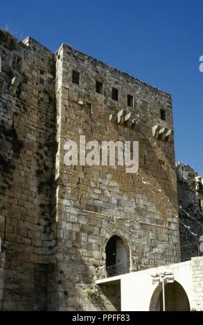 Syrien. Talkalakh Bezirk, Krak des Chevaliers. Crusader Castle, die unter der Kontrolle des Johanniter Ritter (1142-1271) während der Kreuzzüge in das Heilige Land, fiel in die Arabischen Steuerung im 13. Jahrhundert. Eingang Turm. Foto vor dem syrischen Bürgerkrieg. Stockfoto