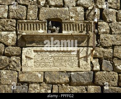 Syrien. Bosra (Busra al-Sham). Daraa Bezirk. Islamische Kunst arabische Kalligraphie. Detail von einem Panel an der Wand. Stockfoto