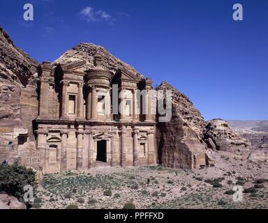 FACHADA DEL TEMPLO ED-DEIR O MONASTERIO - SIGLO III AC. Lage: TEMPLO EL DEIR. PETRA. Stockfoto