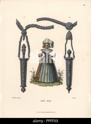 Frau aus Augsburg in der Mitte des 18. Jahrhunderts Mode tragen eine silberne Besteck aus ihre Taille und einen hohen Hut mit großen spitzen Ruff und Details von Silber Messer fällen. Von Hefner-Alteneck Chromolithograph's 'Kostüme, Kunstwerke und Geräte vom Mittelalter bis in das 18. Jahrhundert", Frankfurt, 1889. Illustration von Dr. Jakob Heinrich von Hefner-Alteneck, Lithographiert von Joh. Klipphahn, und von Heinrich Keller veröffentlicht. Dr. Hefner-Alteneck (1811 - 1903) war eine Deutsche, die die Kuratorin des Museums, Archäologe, Kunsthistoriker, Zeichner und Kupferstecher. Stockfoto