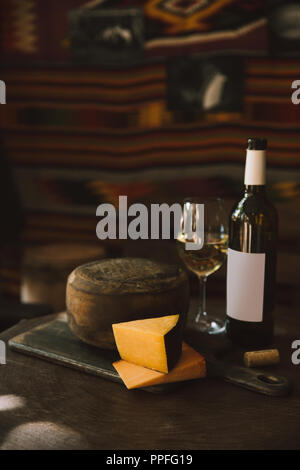 Delikatesse Käse mit Weißwein auf rustikalen Holztisch Stockfoto