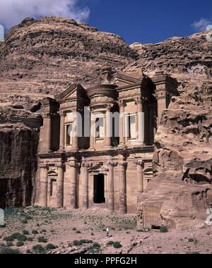 FACHADA DEL TEMPLO ED-DEIR O MONASTERIO - SIGLO III AC. Lage: TEMPLO EL DEIR. PETRA. Stockfoto