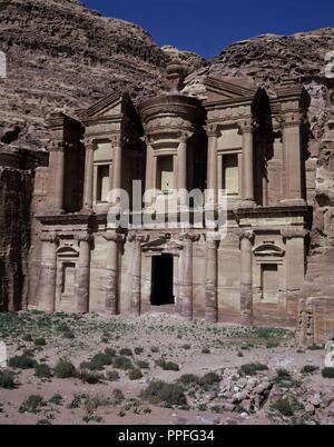 FACHADA DEL TEMPLO ED-DEIR O MONASTERIO - SIGLO III AC. Lage: TEMPLO EL DEIR. PETRA. Stockfoto