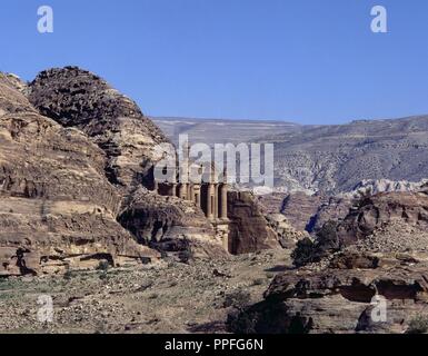 FACHADA DEL TEMPLO ED-DEIR O MONASTERIO - SIGLO III AC. Lage: TEMPLO EL DEIR. PETRA. Stockfoto