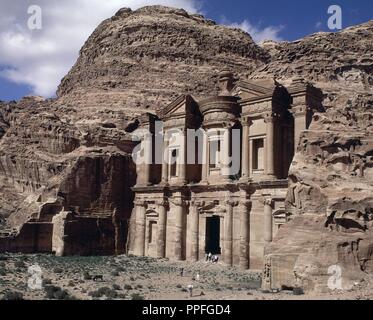 FACHADA DEL TEMPLO ED-DEIR O MONASTERIO - SIGLO III AC. Lage: TEMPLO EL DEIR. PETRA. Stockfoto