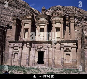 FACHADA DEL TEMPLO ED-DEIR O MONASTERIO - SIGLO III AC. Lage: TEMPLO EL DEIR. PETRA. Stockfoto