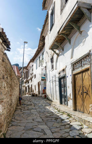 Schmale Straße im Dorf Sirince in der Ägäischen Region Izmir, Türkei Stockfoto