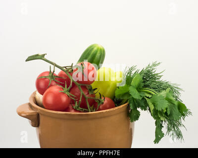 Verschiedene frische Gemüse in Keramik Schüssel auf weißem Hintergrund Stockfoto