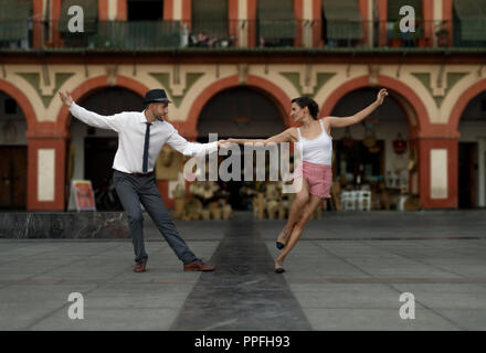 Paar tanzen Lindy Hop glücklich in und Spanischen Platz. Stockfoto