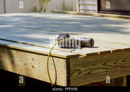 Air Bolzenschußgeräten auf dem Holzboden installieren Stockfoto