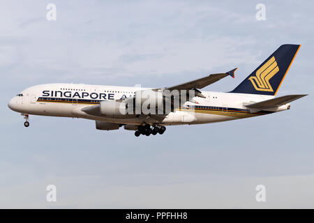 Singapore Airlines Airbus A380 mit der Registrierung 9 V-SKS auf kurze letzte für Start- und Landebahn 25L des Frankfurter Flughafens. Stockfoto