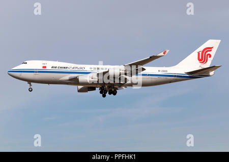 Air China Cargo Boeing 747-400F mit Registrierung B -2409 auf kurze letzte für Start- und Landebahn 25L des Frankfurter Flughafens. Stockfoto