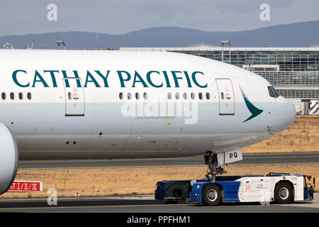 Cathay Pacific Boeing 777-300mit Registrierung B-KPQ zu Terminal am Flughafen Frankfurt geschleppt wird. Stockfoto