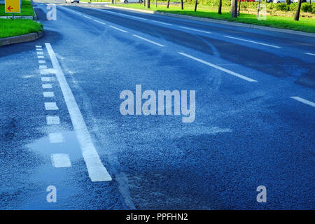 Straße Asphalt Asphalt. Asphalt Textur mit Trennlinien Stockfoto