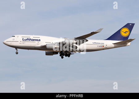 Deutsche Lufthansa Boeing 747-400 (alte Livery) Mit der Registrierung D-ABVW auf kurze letzte für Start- und Landebahn 25L des Frankfurter Flughafens. Stockfoto