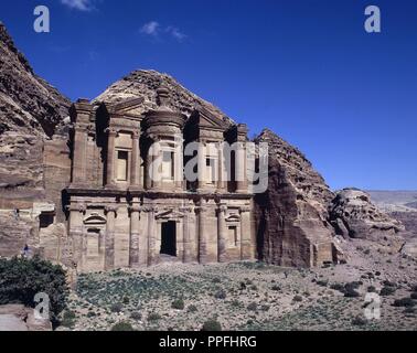 FACHADA DEL TEMPLO ED-DEIR O MONASTERIO - SIGLO III AC. Lage: TEMPLO EL DEIR. PETRA. Stockfoto