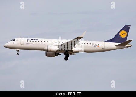 Deutsche Lufthansa Embraer ERJ-190 (alte Livery) Mit der Registrierung D-Aecf auf kurze letzte für Start- und Landebahn 25L des Frankfurter Flughafens. Stockfoto