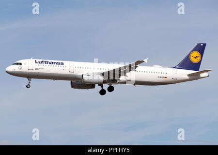 Deutsche Lufthansa Airbus A321 (alte Livery) Mit der Registrierung D-AISH auf kurze letzte für Start- und Landebahn 25L des Frankfurter Flughafens. Stockfoto