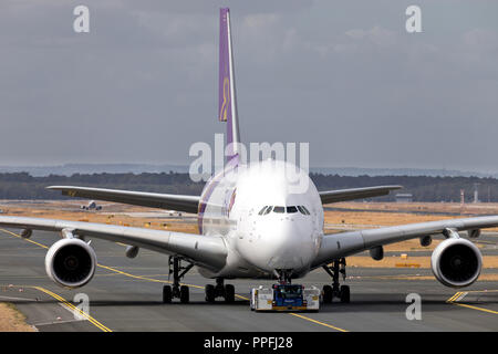 Thai Airways Airbus A380 mit der Registrierung HS-TUC zu Terminal am Flughafen Frankfurt geschleppt. Stockfoto