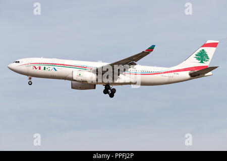 Libanesische MEA Middle East Airlines Airbus A330-200 mit der Registrierung OD-MEA auf kurze letzte für Start- und Landebahn 25L des Frankfurter Flughafens. Stockfoto