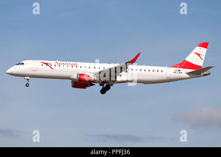 Austrian Airlines Embraer ERJ-195 mit Registrierung OE-LWP auf kurze letzte für Start- und Landebahn 25L des Frankfurter Flughafens. Stockfoto