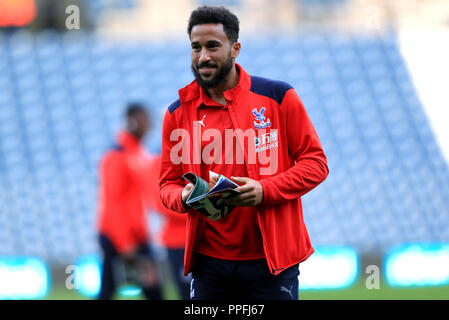 Crystal Palace Andros Townsend schaut durch ein gleiches Programm während der Inspektion der Pitch vor der dritten Runde Carabao Pokalspiel in West Bromwich, West Bromwich. Stockfoto