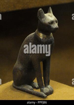 Bronze Statue der Göttin Bastet als eine domestizierte Katze dargestellt. Die Eremitage. Sankt Petersburg. Russland. Stockfoto