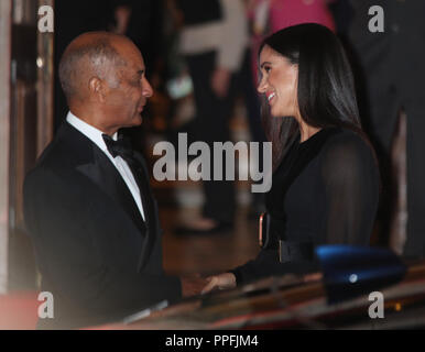 Die Herzogin von Sussex, mit dem Lord-Lieutenant von Greater London Sir Kenneth Olisa, verlässt nach der Teilnahme an der Eröffnung der Ozeanien an der Königlichen Akademie der Künste in London. Stockfoto