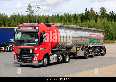 Orivesi, Finnland - 27. August 2018: Die roten Volvo FH semi Tank trailer Anneberg Transport mit Lkw zu stoppen. ADR-90-3082 bedeutet pyraclostrobin. ein Fungizid Stockfoto