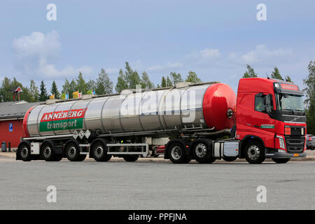 Orivesi, Finnland - 27. August 2018: Die roten Volvo FH semi Tank trailer Anneberg Transport mit Lkw zu stoppen. ADR-90-3082 bedeutet pyraclostrobin. ein Fungizid Stockfoto