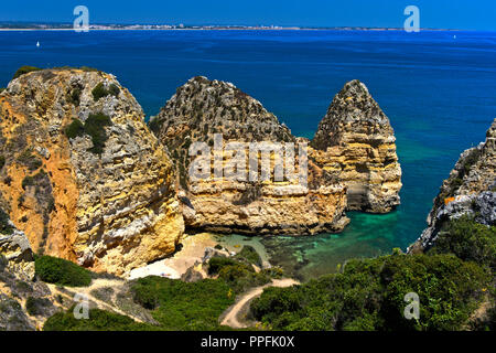 Felsformationen an Camilo Strand, Praia do Camilo, Lagos, Algarve, Portugal Stockfoto