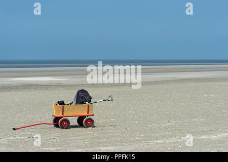 Warenkorb im Wattenmeer bei Ebbe, Nordseeküste, Schleswig-Holstein, Deutschland Stockfoto
