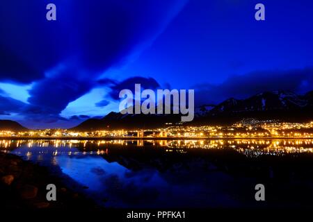 Die Lichter der Stadt sind in den Beagle Kanal in der Blauen Stunde, Ushuaia, Tierra del Fuego Provinz Tierra del Fuego Stockfoto